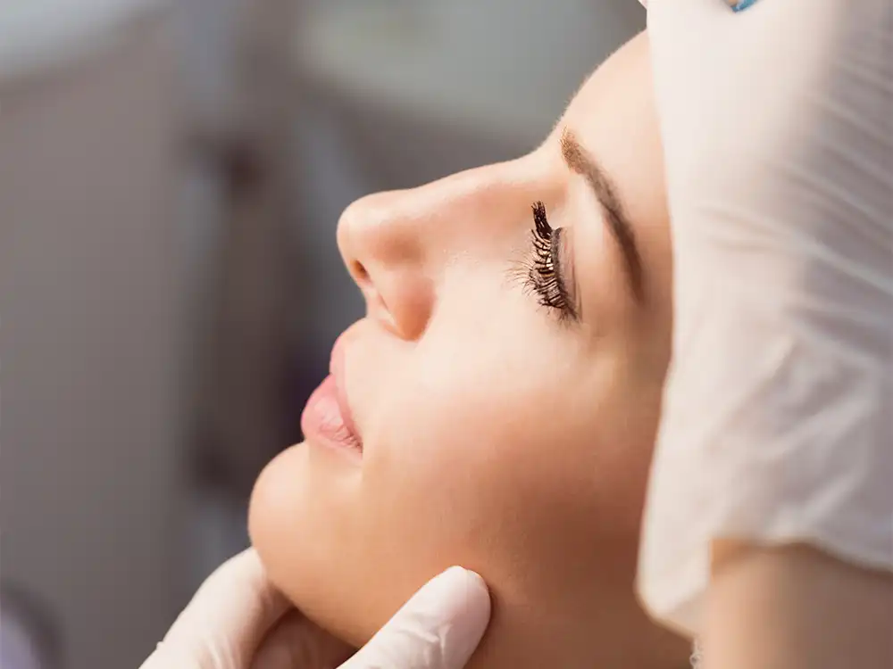 Doğal görünümlü burun dolgusu