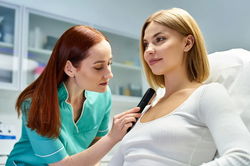 Dermatoloji kliniğinde boyun ve dekolte gençleştirme değerlendirmesi