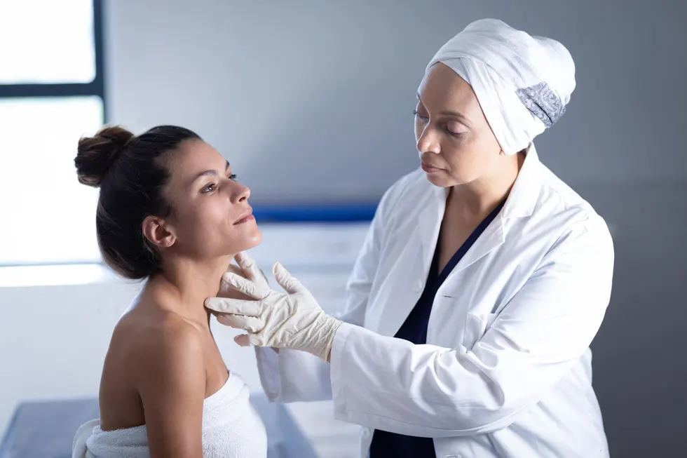 Boyun ve dekolte gençleştirme için klinikte dermatolojik cilt analizi