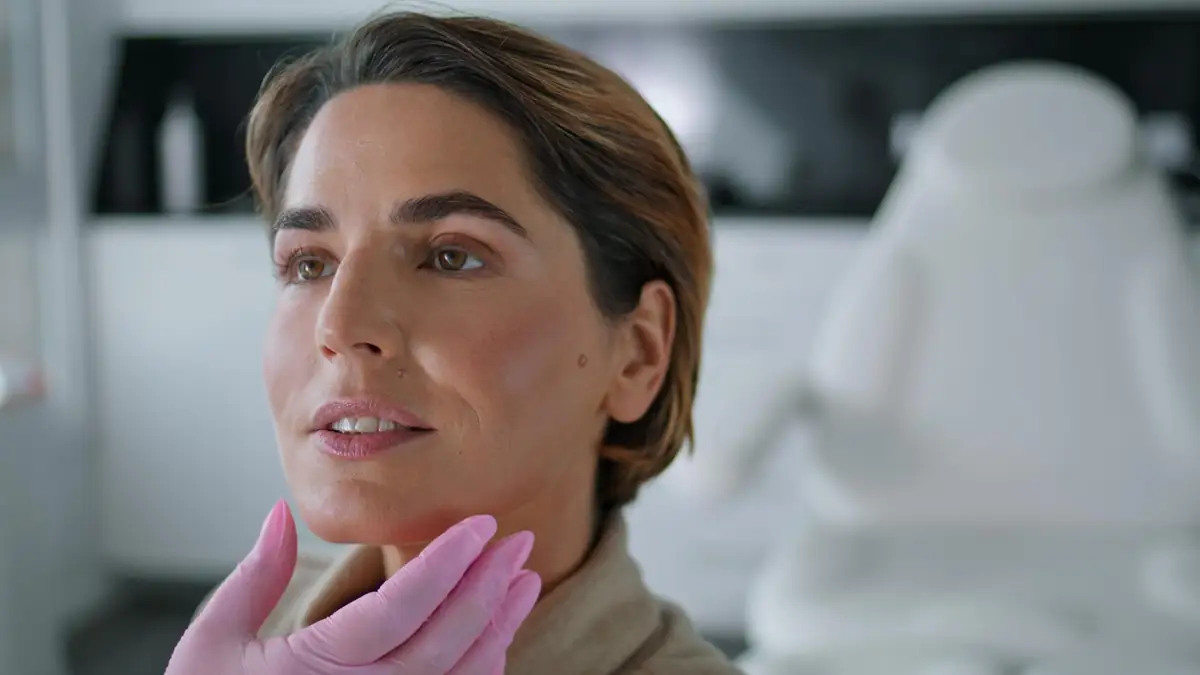 Modern bir dermatoloji kliniğinde yüz cildi değerlendirmesi yapılan kadın hasta
