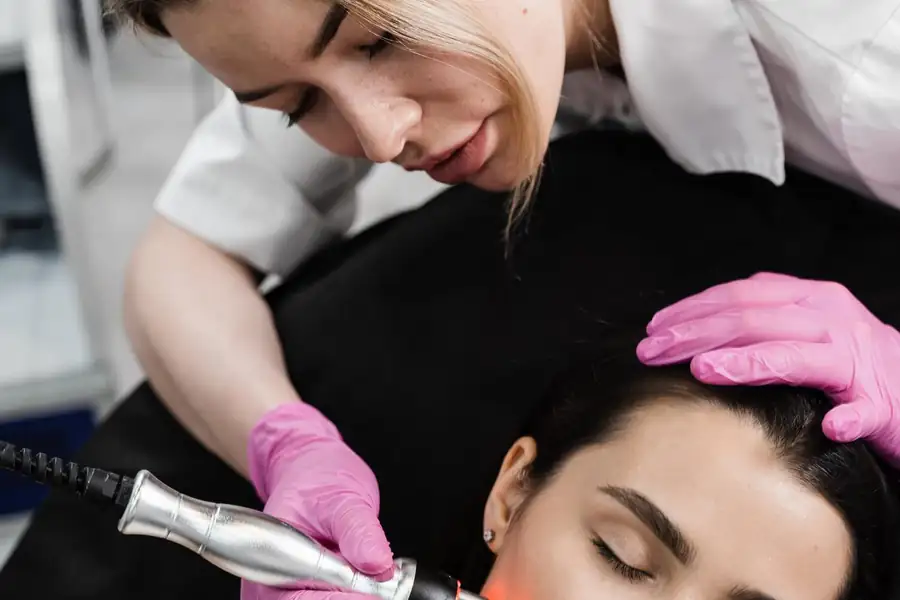Estetik dermatoloji kliniğinde cihaz destekli cilt işlemi uygulanan kadın hasta